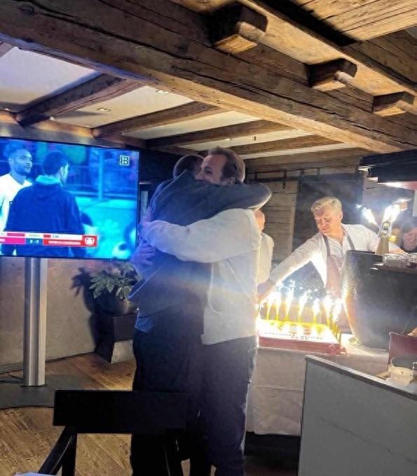 拜仁CEO赞凯恩夺冠力，祝贺球队及孔帕尼教练组
